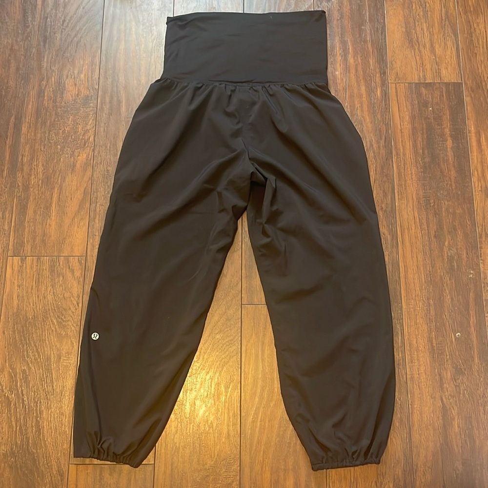 Lululemon Women’s Size 6, Black roll over jogger